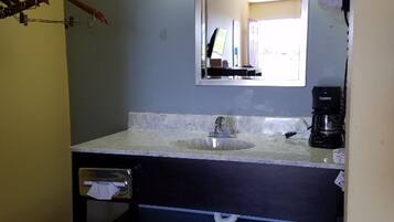 Combined shower/tub, towels