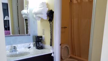 Combined shower/tub, towels