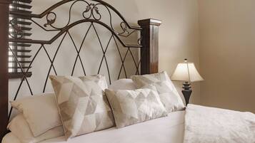 Deluxe House, 1 Queen Bed with Sofa bed, Mountain View | 1 bedroom, hypo-allergenic bedding, individually decorated