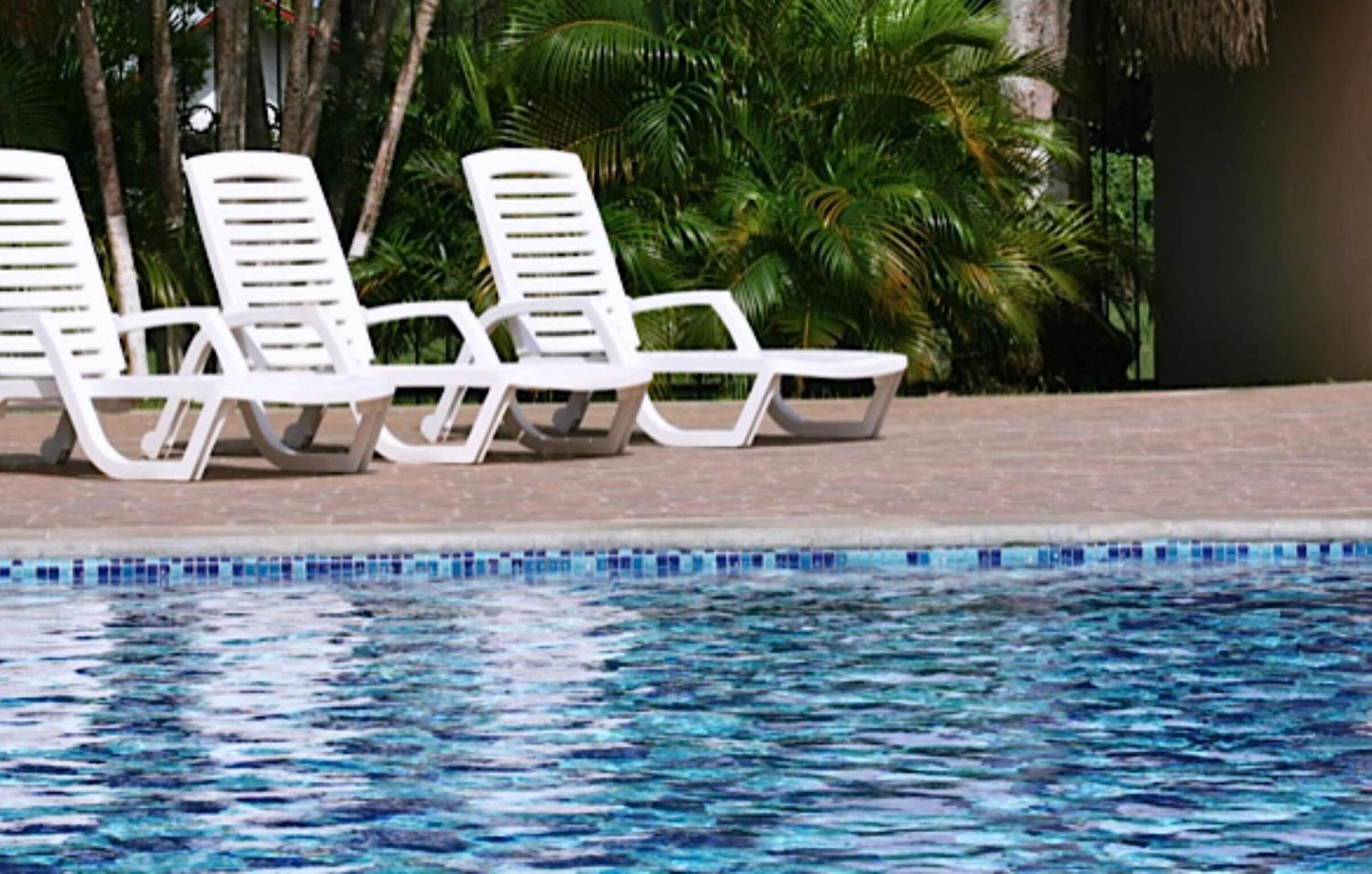 Utendørsbasseng, bassengparasoller og solsenger