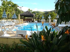 3 piscinas externas, guarda-sóis