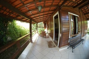 Chalé superior, 2 quartos, vista para o jardim | Sacada