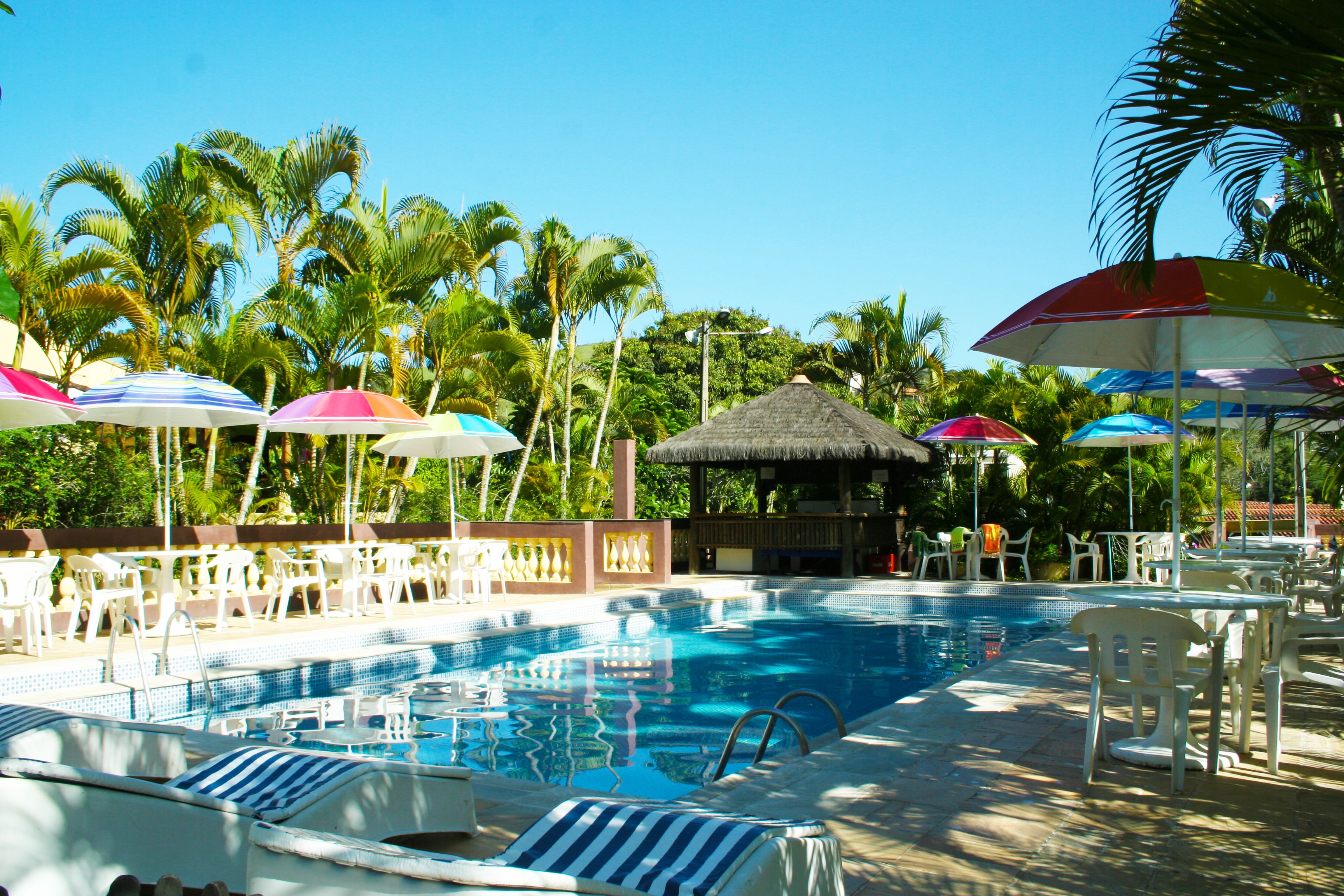 3 piscinas externas, guarda-sóis