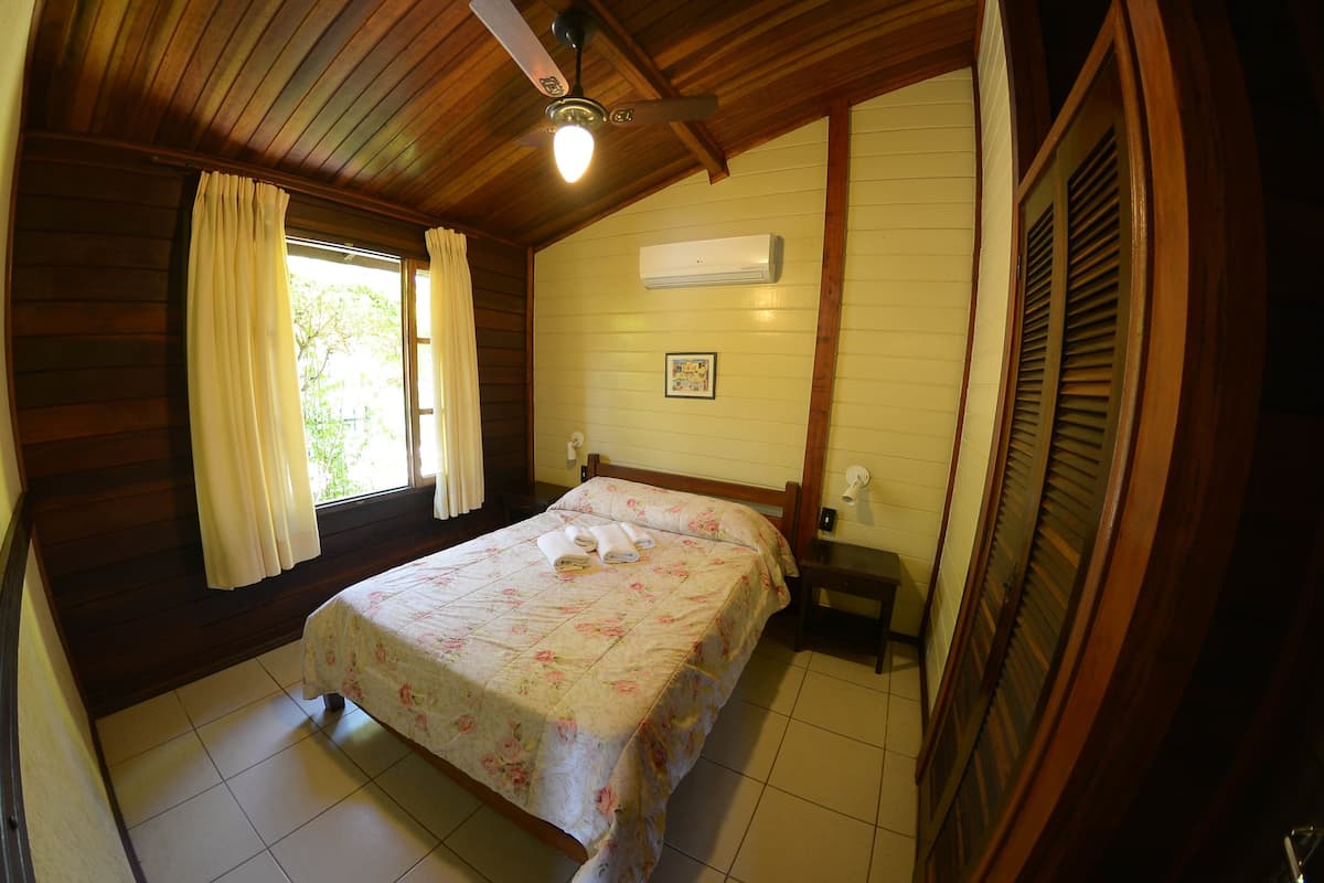 Superior-chalet, 2 makuuhuonetta, näköala puutarhaan | Minibaari, pimennysverhot, ilmainen Wi-Fi, yksilöllisesti sisustettu
