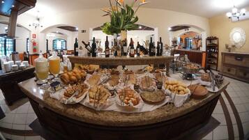 Café da manhã com buffet grátis todos os dias