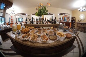 Free daily buffet breakfast - Vale do Sonho Hotel & Eventos (Guararema)
