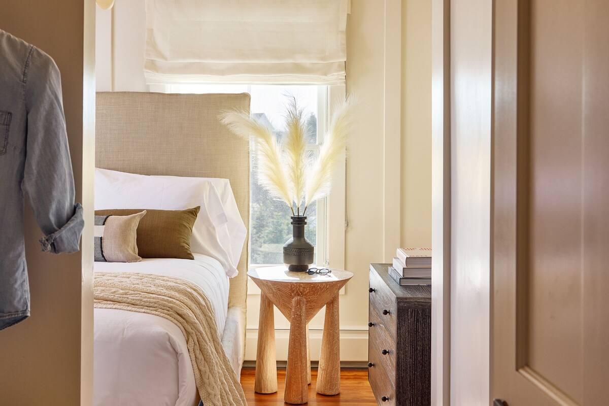 Un dormitorio con cama, mesita de noche y cómoda.