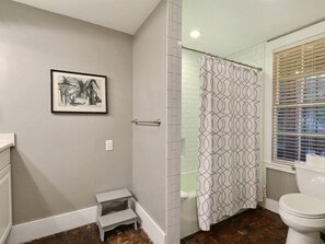 2 bedrooms, desk, free WiFi - Mint Julep Garden (Savannah)