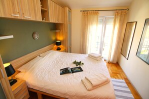 Classic Apartment, 1 Queen Bed with Sofa bed, Sea View | Individually decorated, individually furnished, desk, soundproofing - Paula Apartments (Budva)