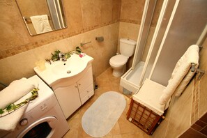 Classic Apartment, 1 Queen Bed with Sofa bed, Sea View | Bathroom | Shower, free toiletries, hair dryer, slippers - Paula Apartments (Budva)
