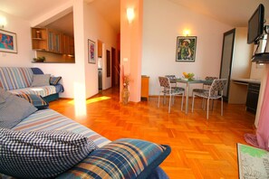 Leilighet – classic, 1 queensize-seng med sovesofa, sjøutsikt | Oppholdsområde | LCD-TV