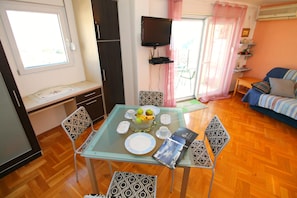 Classic Apartment, 1 Queen Bed with Sofa bed, Sea View | In-room dining - Paula Apartments (Budva)