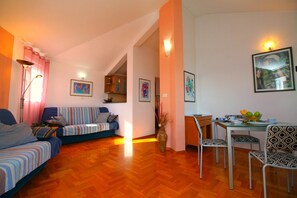 Classic Apartment, 1 Queen Bed with Sofa bed, Sea View | Living area