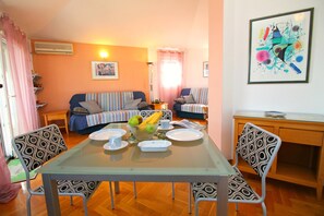 Classic Apartment, 1 Queen Bed with Sofa bed, Sea View | In-room dining - Paula Apartments (Budva)