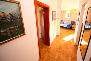 Leilighet – classic, 1 queensize-seng med sovesofa, sjøutsikt | Oppholdsområde | LCD-TV