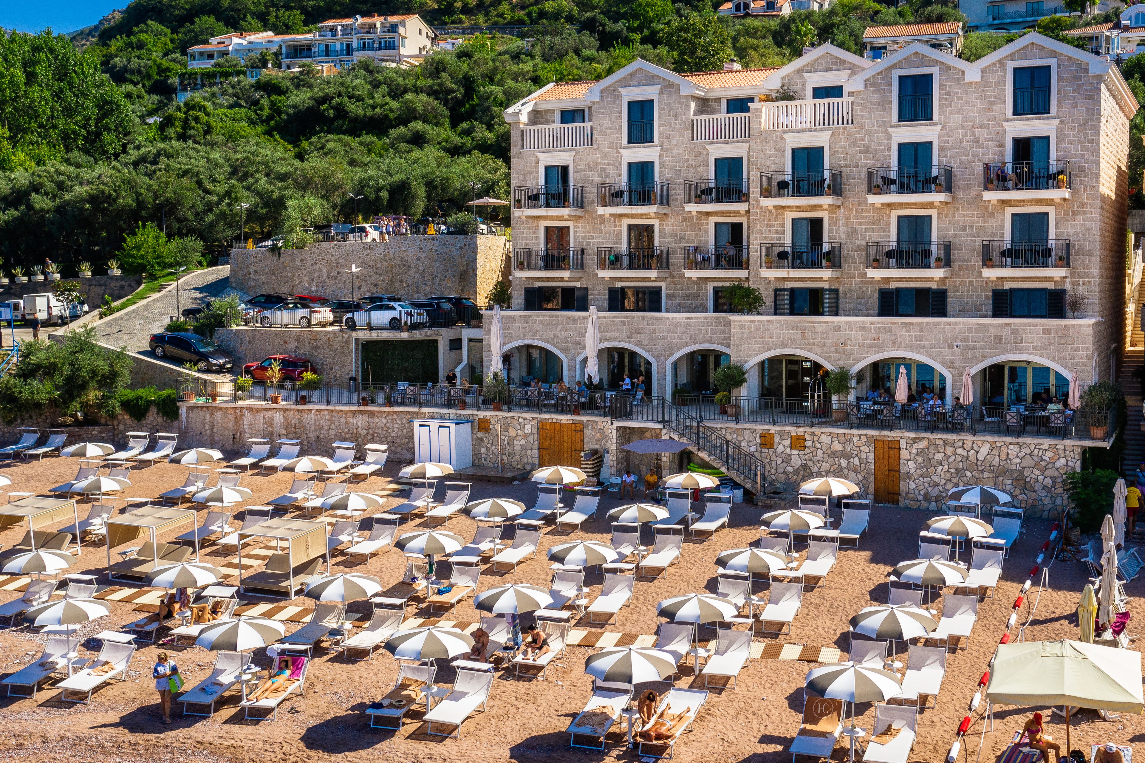 Plage, chaises longues, parasols, serviettes de plage