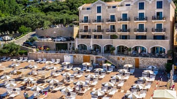 Plage, chaises longues, parasols, serviettes de plage