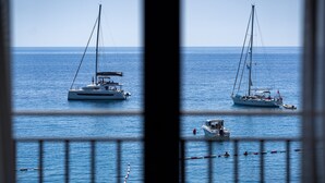 Ein Yachthafen mit zwei Segelbooten und einem Motorboot.