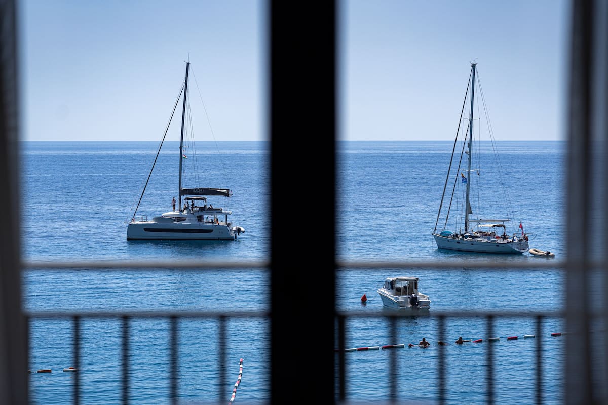 Premium kamer, 1 twee- of 2 eenpersoonsbedden, uitzicht op zee | 3 slaapkamers, een minibar, een kluis op de kamer, een bureau