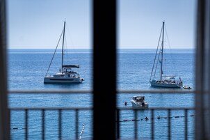 Premium dubbelrum eller tvåbäddsrum - havsutsikt | Minibar, värdeförvaringsskåp på rummet och skrivbord