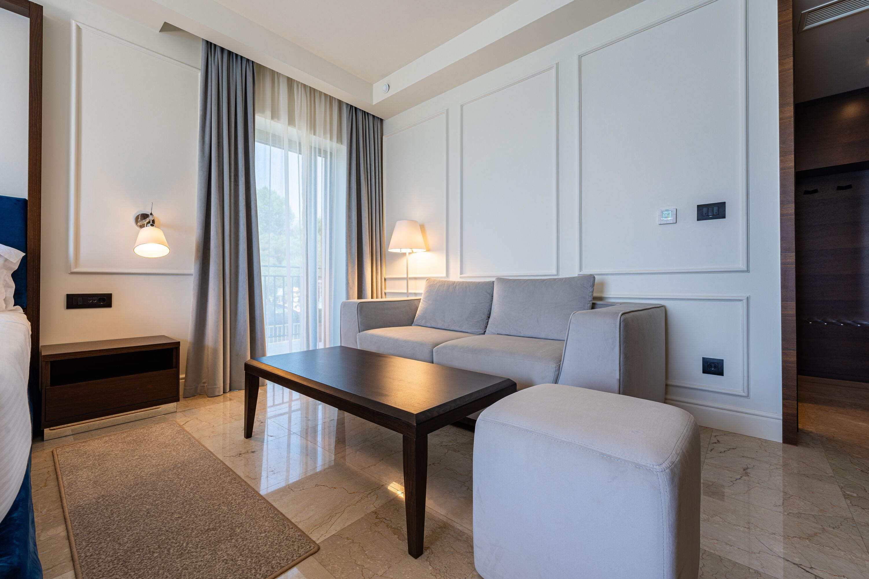 Deluxe tweepersoonskamer, uitzicht op zee | Een minibar, een kluis op de kamer, een bureau, verduisterende gordijnen