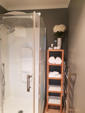 Free toiletries, towels - Blackhouse Guesthouse (Ruatapu)