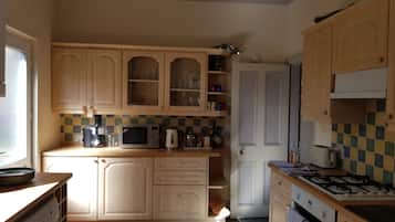 House | Private kitchen | Fridge, microwave, oven, stovetop