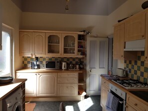 Huis | Privékeuken | Een koelkast, een magnetron, een oven, een kookplaat