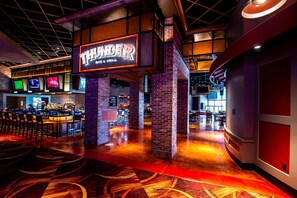 2 Bars/Lounges, Poolbar