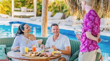 Se ofrece un desayuno completo (23 USD por persona)