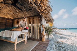 Massages des tissus profonds, massages sur la plage