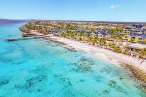 Private beach, white sand, beach cabanas, sun loungers - Delfins Residences (Kralendijk)