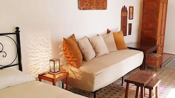 Chambre Double Classique, salle de bains attenante (Mansour) | Espace de travail pour ordinateur portable, fer et planche Ă repasser