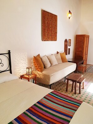 Classic Double Room, Ensuite (Mansour) | Laptop workspace, iron/ironing board, free WiFi, bed sheets - Riad Inspira (Meknes)
