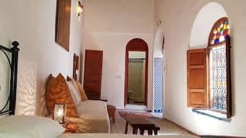 Classic-Doppelzimmer, mit Bad (Mansour) | Laptopgeeigneter Arbeitsplatz, BĂŒgeleisen/BĂŒgelbrett, kostenloses WLAN