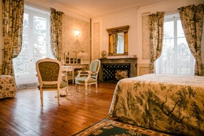 Sérhannaðar innréttingar, sérvalin húsgögn, skrifborð