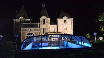 Seasonal outdoor pool, pool loungers