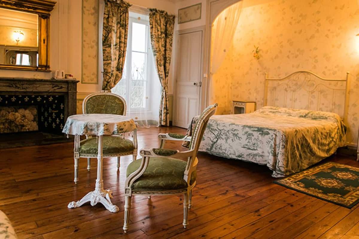 Family Room | Individually decorated, individually furnished, desk, blackout drapes