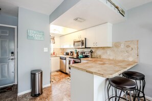 Condo, 2 Bedrooms | In-room dining - Cape Coral 1019 D (Cape Coral)