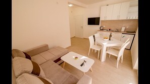 Appartement, vue jardin | Salle de séjour | Télévision à écran plat