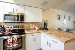 شقة - غرفتا نوم | مطبخ خاص | ماكينة لصنع القهوة/الشاي، خلاط، مستلزمات طهي/أطباق/أوعية