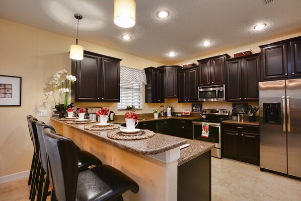 House, 6 Bedrooms | Private kitchen | Microwave, oven, stovetop, dishwasher