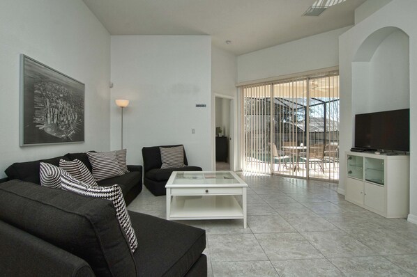 House, 4 Bedrooms | Living area