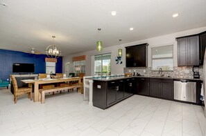 Villa, 6 Bedrooms | Private kitchen