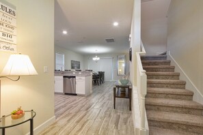 House, 5 Bedrooms | Staircase