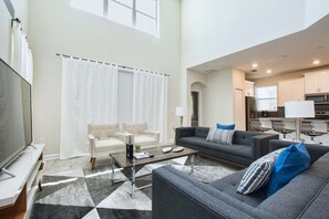 House, 5 Bedrooms | Living area