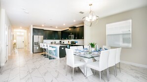 Villa, 6 Bedrooms | Private kitchen - Champions Gate 1581 (Davenport)