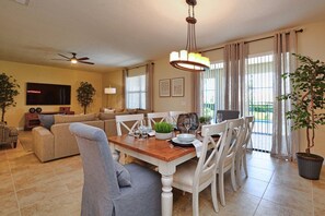 House, 5 Bedrooms | In-room dining