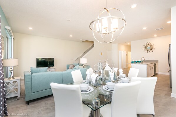 Villa, 5 Bedrooms | In-room dining