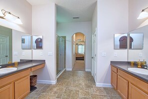 House, 4 Bedrooms | Bathroom | Towels